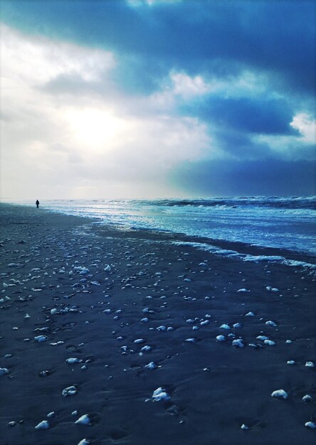 Foto vista panoramica della spiaggia contro un cielo nuvoloso