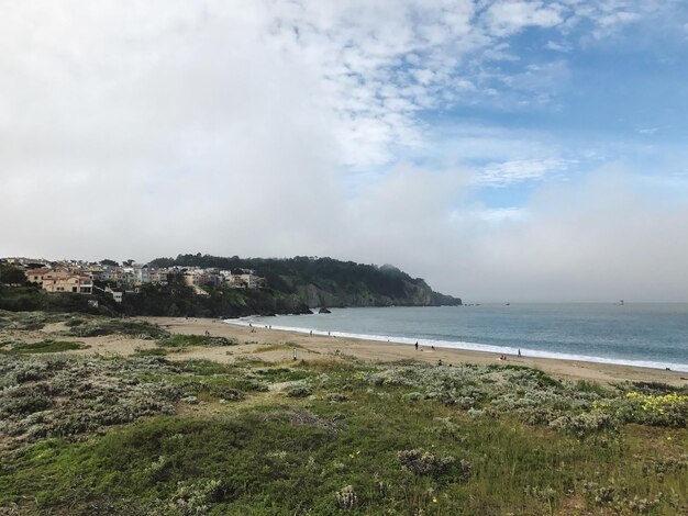 Foto vista panoramica della spiaggia contro un cielo nuvoloso