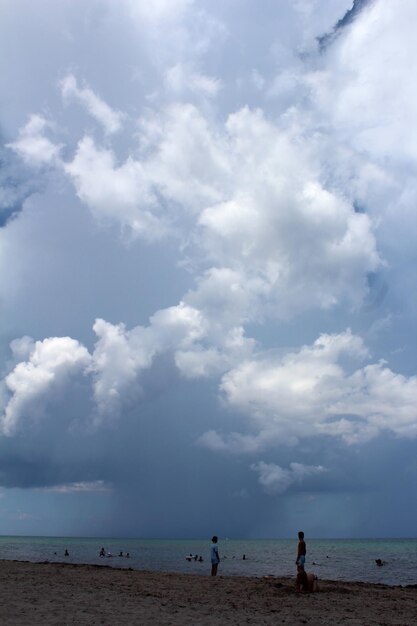 Photo scenic view of beach against cloudy sky