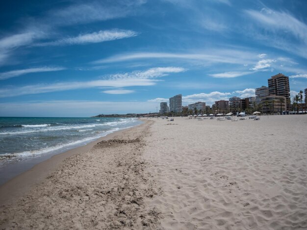 Photo scenic view of beach against sky in city