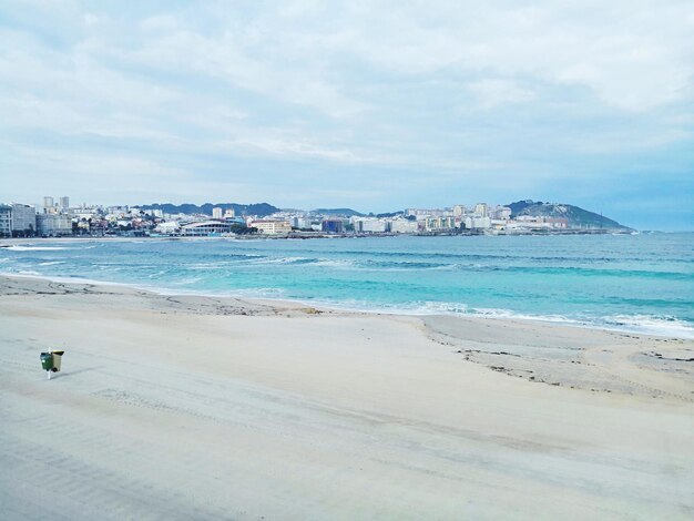 Foto vista panoramica della spiaggia contro il cielo in città