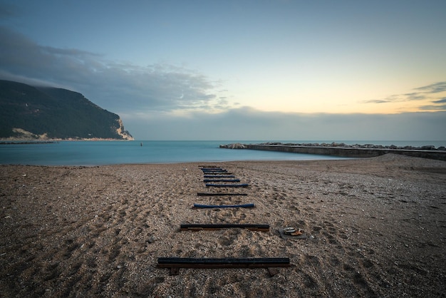 Foto vista panoramica della spiaggia contro il cielo durante l'alba