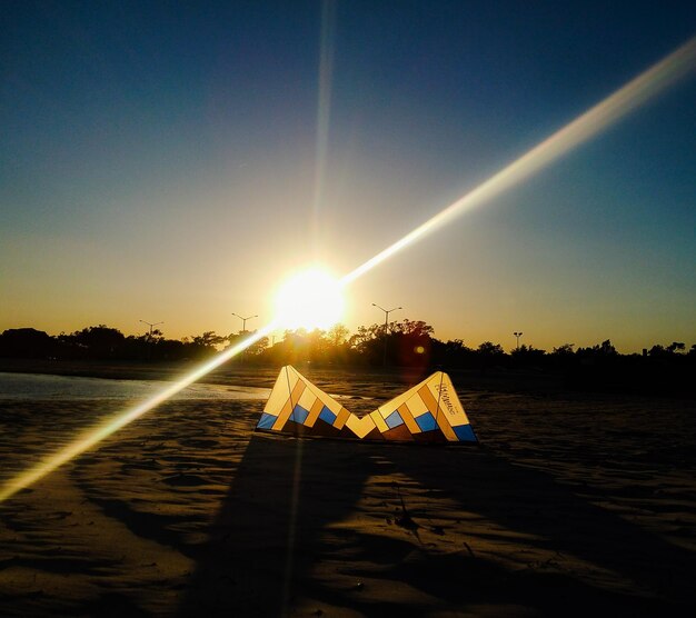 Photo scenic view of beach against sky during sunset