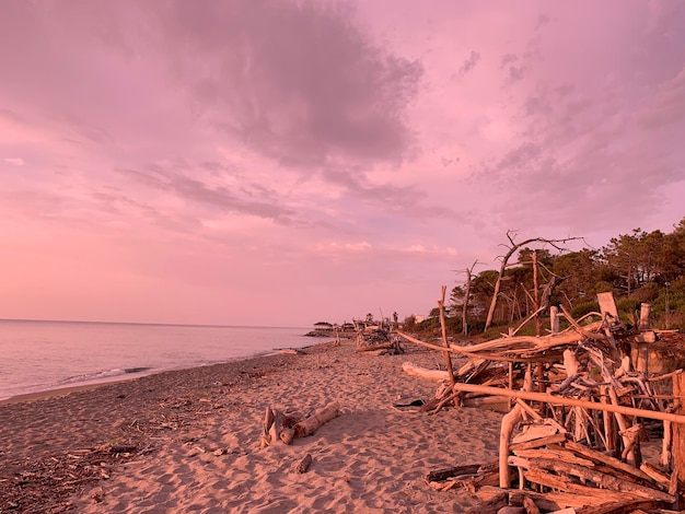 Photo scenic view of beach against sky during sunset