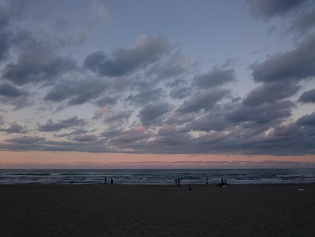 Photo scenic view of beach against sky during sunset