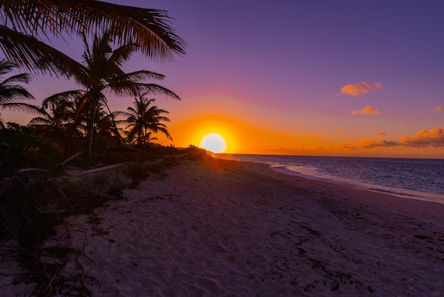 Photo scenic view of beach against sky during sunset