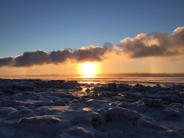 Photo scenic view of beach against sky during winter