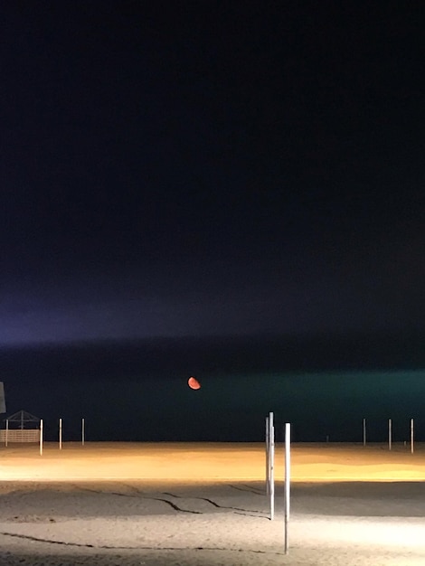 Foto vista panoramica della spiaggia contro il cielo notturno