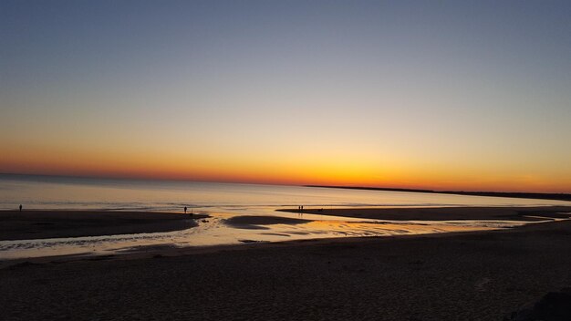 Foto la vista panoramica della spiaggia al tramonto