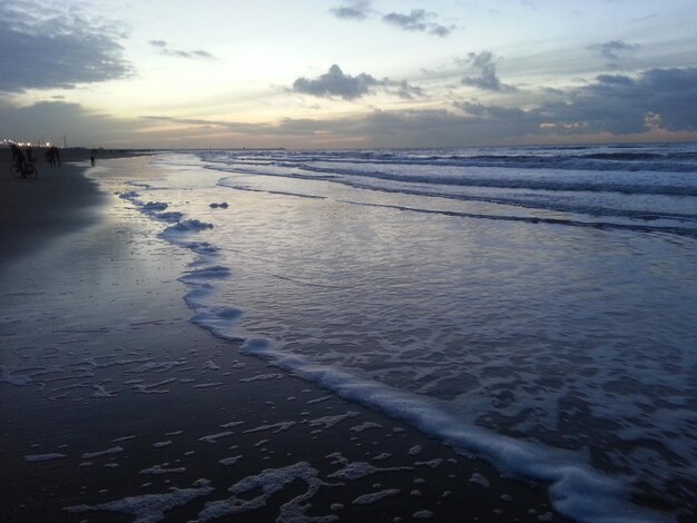 Photo scenic view of beach at dusk