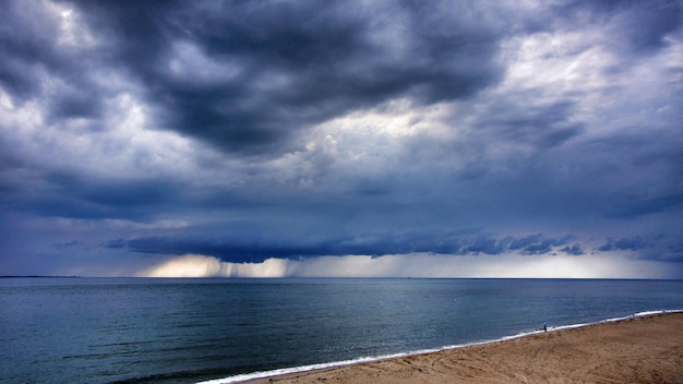 雲の空を背景にビーチと海の景色