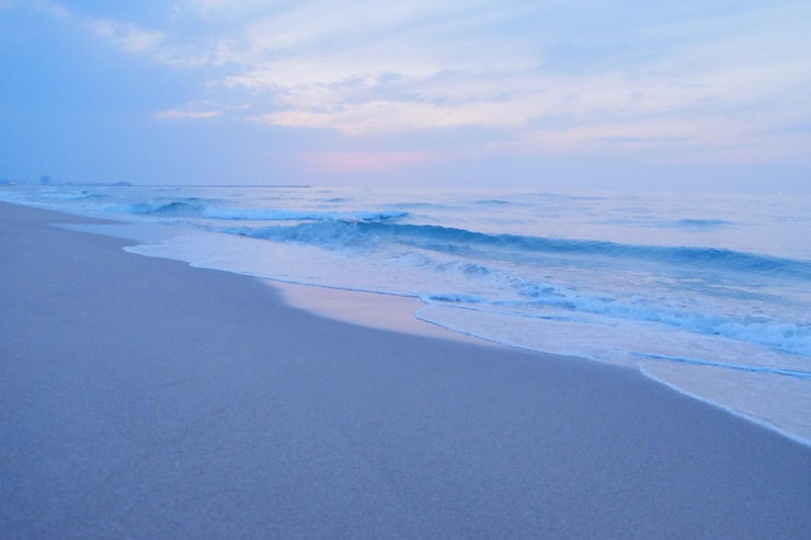 Photo 空に照らされたビーチと海の景色