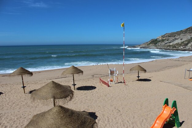 Foto la vista panoramica della spiaggia in una giornata di sole