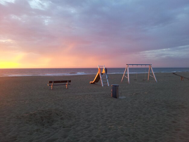 Foto vista panoramica della spiaggia al tramonto