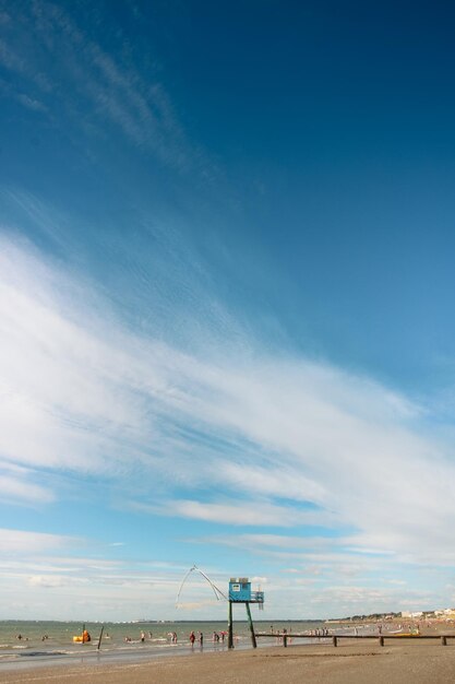 Photo scenic view of beach with blue fishing hut against blue sky