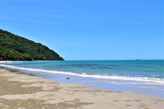 Foto la vista panoramica della spiaggia