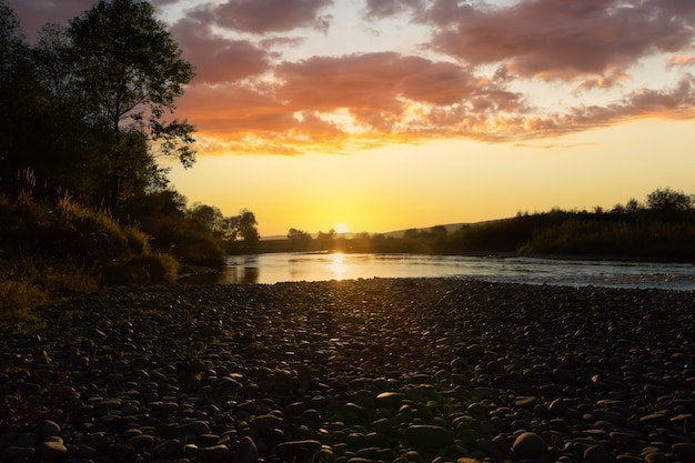 川の上の美しい夕日の美しい景色