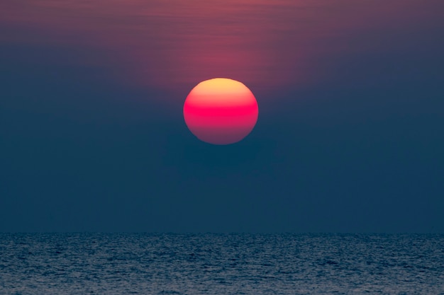 海に沈む美しい夕日の美しい景色。