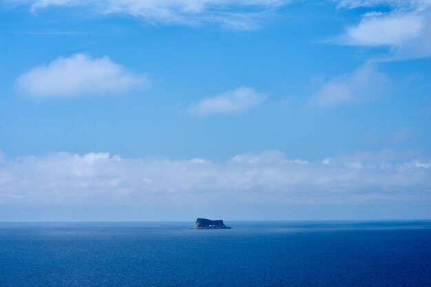 Photo scenic view of blue sea against sky