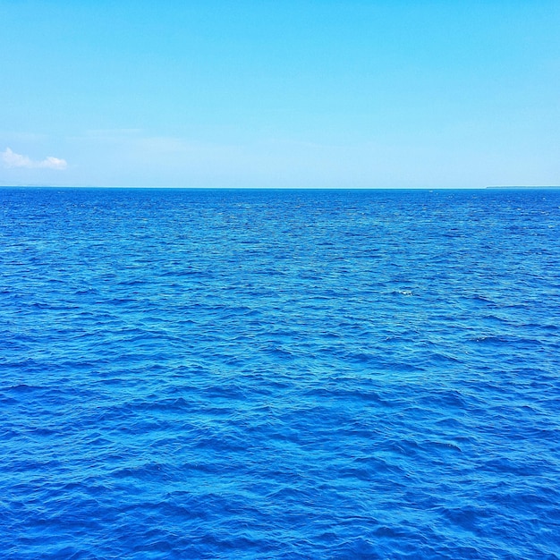 Photo scenic view of blue sea against sky