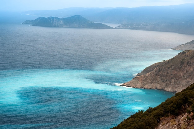 青い海と山の景色