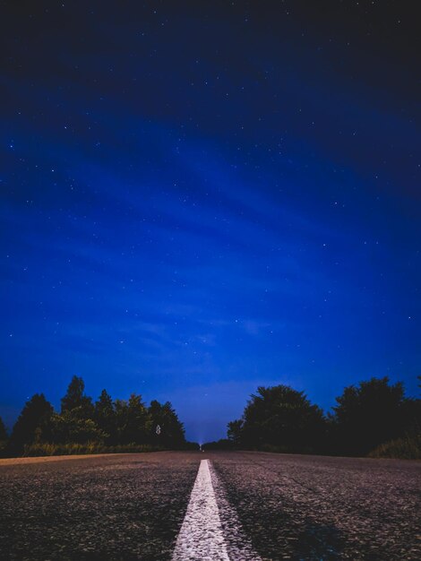 Foto la vista panoramica del cielo blu di notte