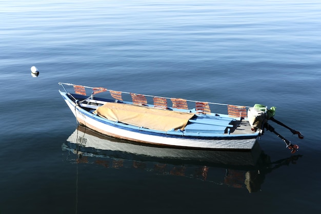 Foto vista panoramica di una barca in mare