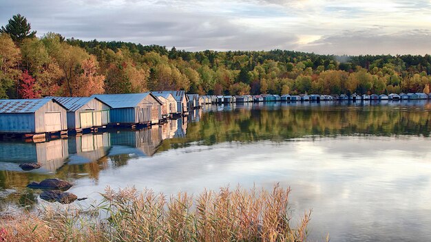 Foto la vista panoramica delle casette per barche sulla riva del lago