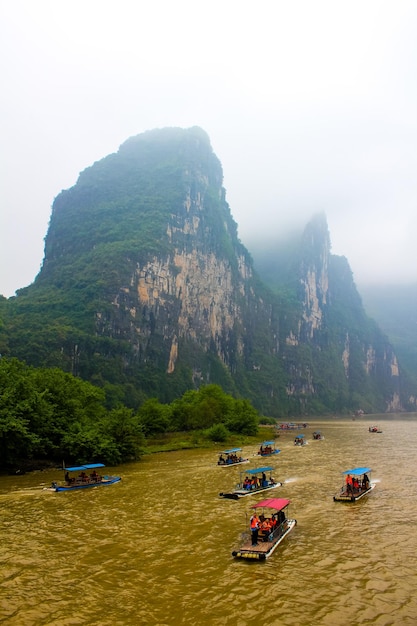 Photo scenic view of boats in bay