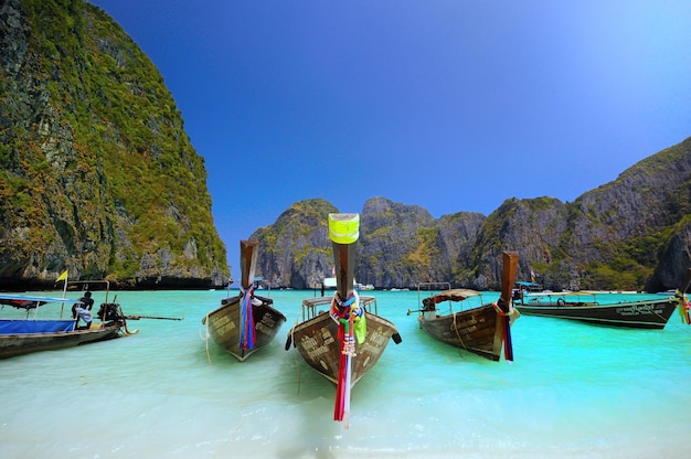 Photo scenic view of boats in sea against clear sky