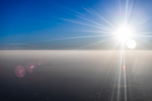 Foto la vista panoramica del sole luminoso in una giornata di sole