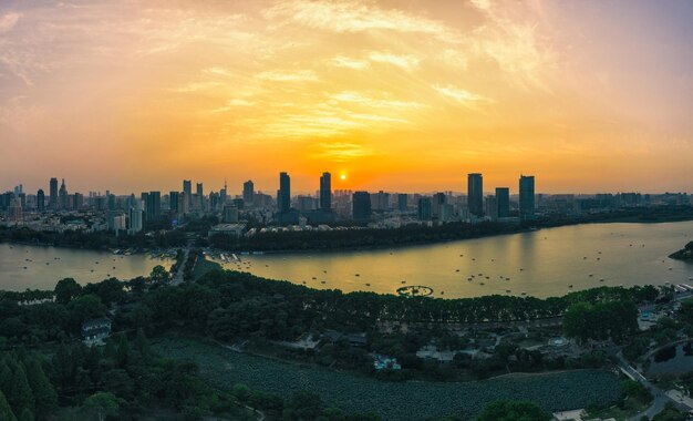 夕暮れ の 時 の 空 に 対する 建物 の 景色