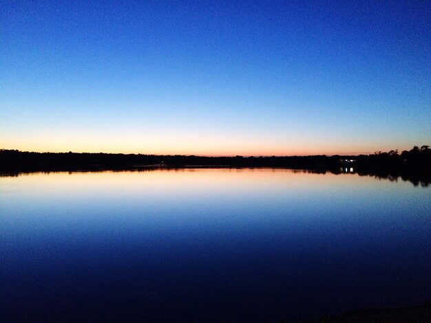 Photo scenic view of calm lake against clear sky