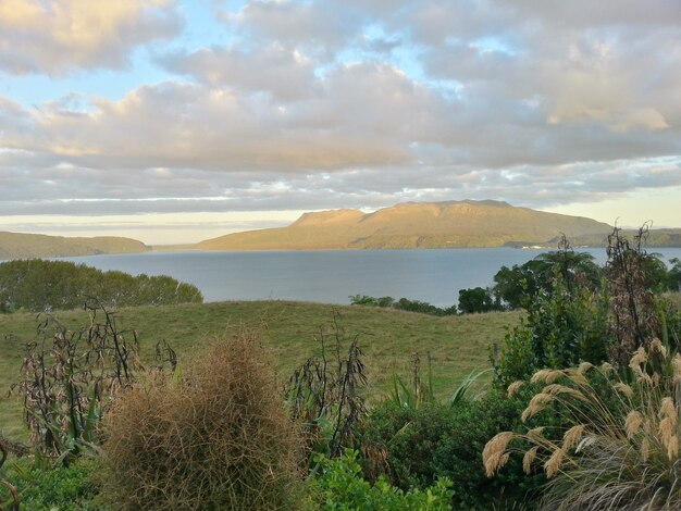 Photo scenic view of calm lake against cloudy sky