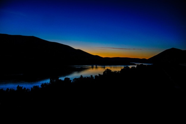 Foto la vista panoramica del lago calmo contro il cielo