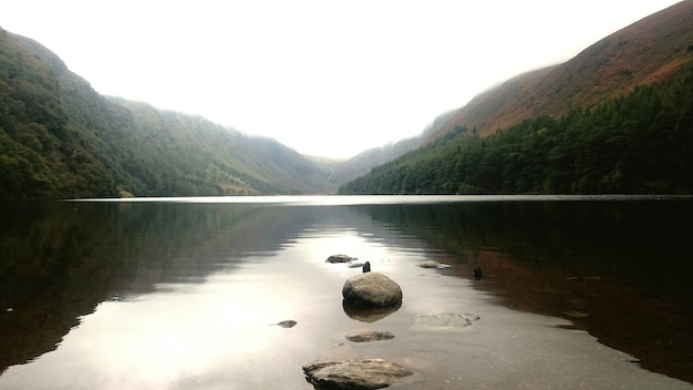 Photo scenic view of calm lake against sky