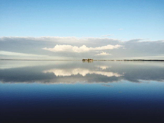 Foto la vista panoramica del lago calmo contro il cielo