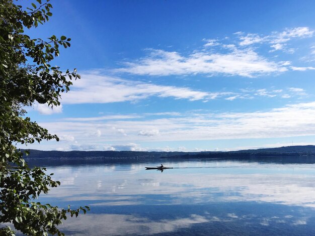 Foto la vista panoramica del lago calmo