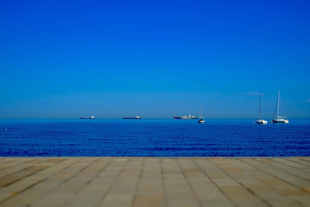 晴れた空を背景に静かな海の風景