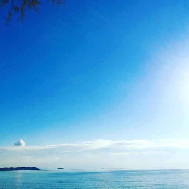った空を背景に静かな海の風景