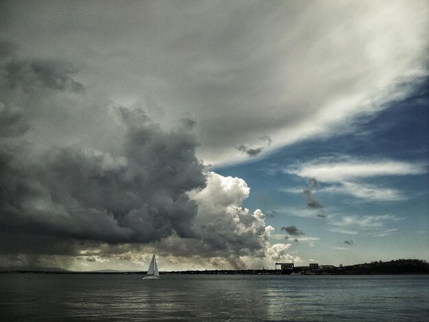 Photo scenic view of calm sea against cloudy sky