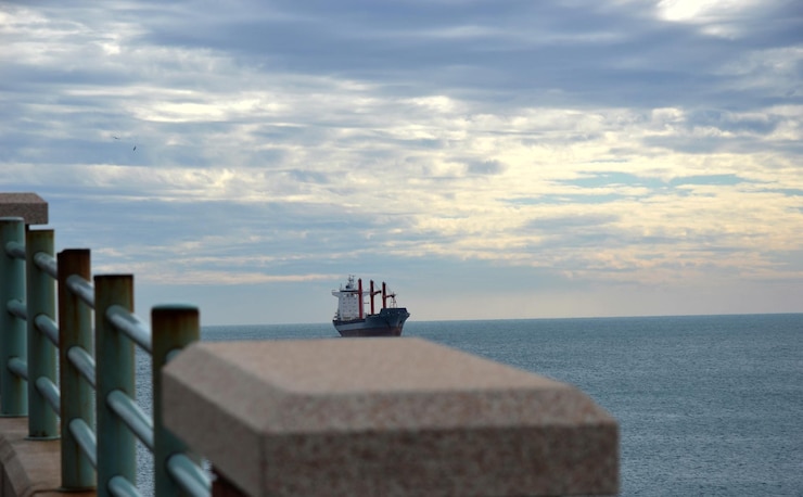 Фотография пейзаж спокойного моря на фоне облачного неба