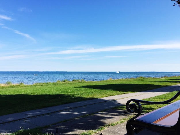 Foto la vista panoramica del mare calmo contro il cielo