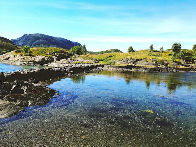 Foto la vista panoramica del mare calmo contro il cielo