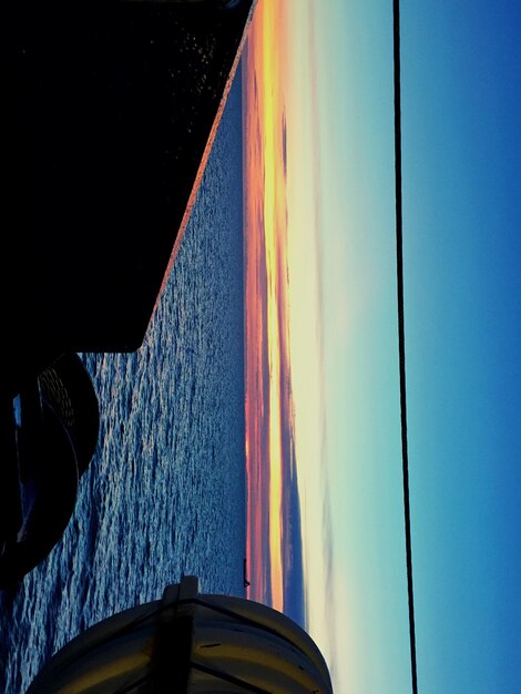 Foto la vista panoramica del mare calmo al tramonto