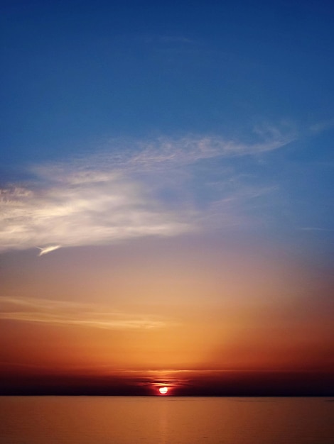 夕暮れ の 静かな 海 の 景色