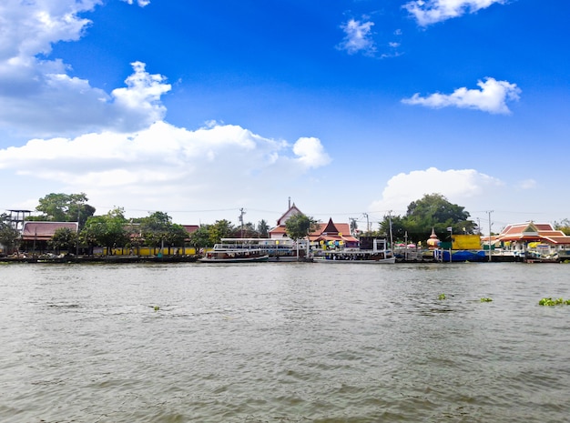 タイのバンコクにあるチャオプラヤ川の景観。