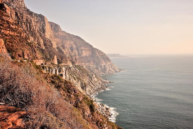 Foto vista panoramica di chapman's peak su un'autostrada sul mare contro un cielo limpido