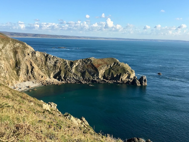 Photo scenic view of cliff nez de jobourg and sea against sky in normandy