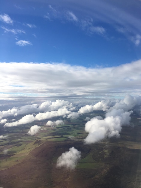 Foto vista panoramica delle nuvole sul campo contro il cielo